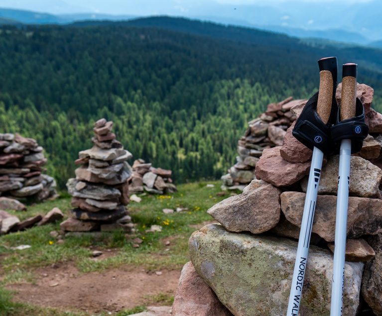 Nordic Walking in den Bergen Österreichs: ROBINSON Ernährungsexpertin Dr. Renate Sacker gibt Tipps.