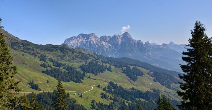 Bestaune den wunderschönen Ausblick auf die Berge und die Landschaft.