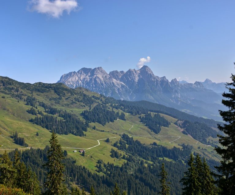 Bestaune den wunderschönen Ausblick auf die Berge und die Landschaft.
