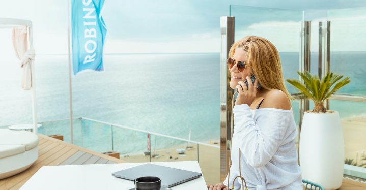 Einer von Anja Neumanns Lieblingsplätzen im ROBINSON Club Jandia Playa ist die Rooftop-Bar