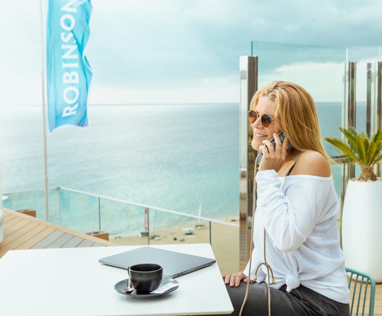 Einer von Anja Neumanns Lieblingsplätzen im ROBINSON Club Jandia Playa ist die Rooftop-Bar