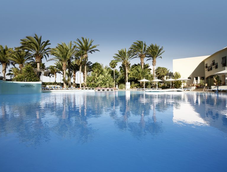 Entspannen im Urlaub: an der Poolanlage im Robinson Club Jandia Playa