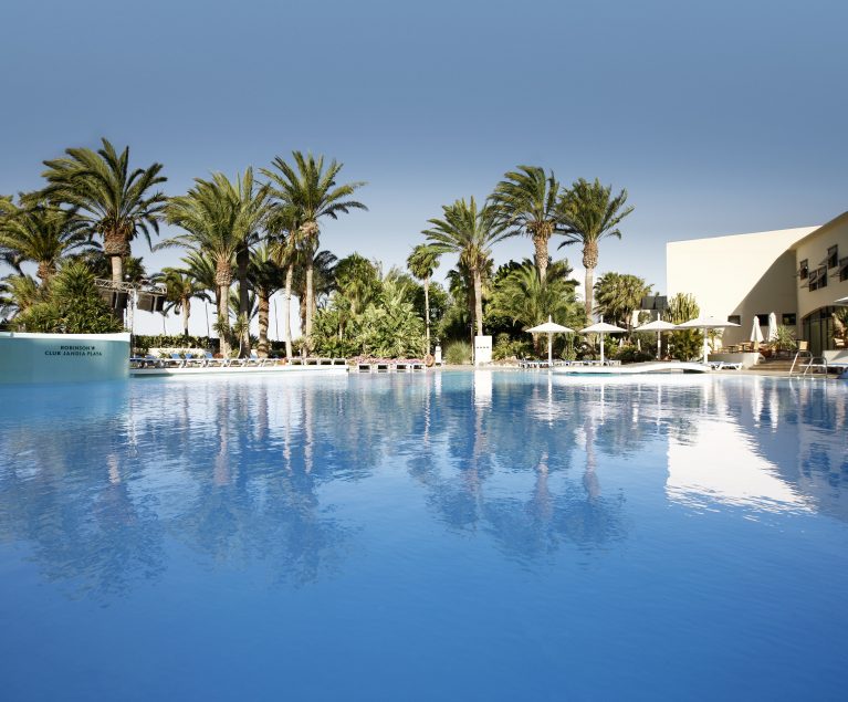 Entspannen im Urlaub: an der Poolanlage im Robinson Club Jandia Playa