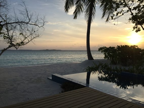 Strandbungalow auf den Malediven bei Sonnenuntergang