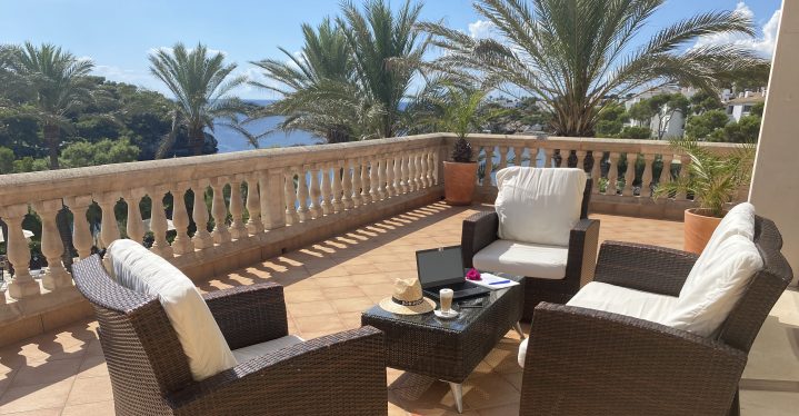 Auf der Terrasse mit Blick auf die Privatbucht auf Mallorca lässt es sich konzentriert und entspannt arbeiten