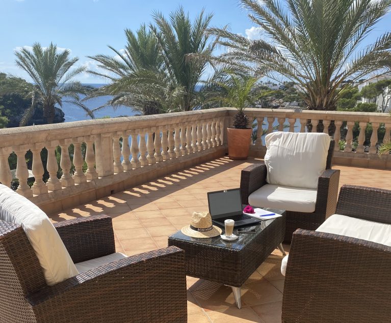 Auf der Terrasse mit Blick auf die Privatbucht auf Mallorca lässt es sich konzentriert und entspannt arbeiten