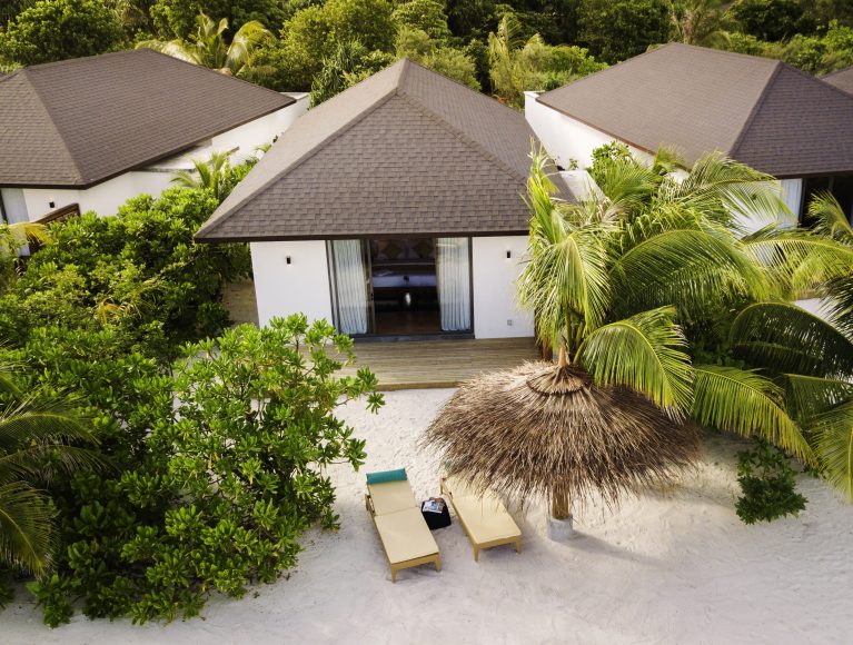 Strandbungalow mit Garten: Im Robinson Club Noonu kannst du wunderbar entspannen.