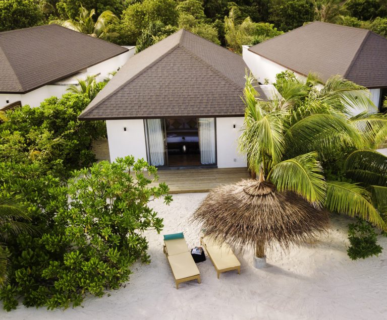 Strandbungalow mit Garten: Im Robinson Club Noonu kannst du wunderbar entspannen.