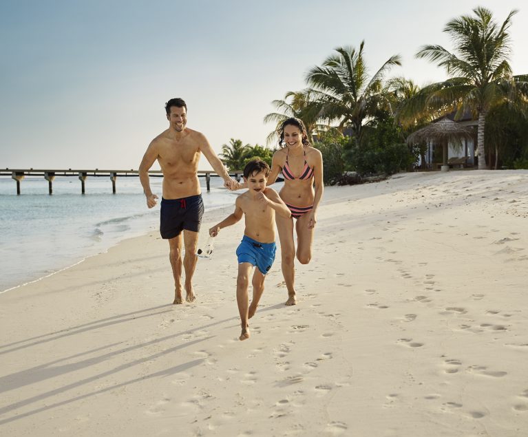 Familie am Strand: Flitterwochen mit Kindern auf den Malediven