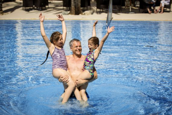 Familie im Pool des ROBINSON CALA SERENA auf Mallorca