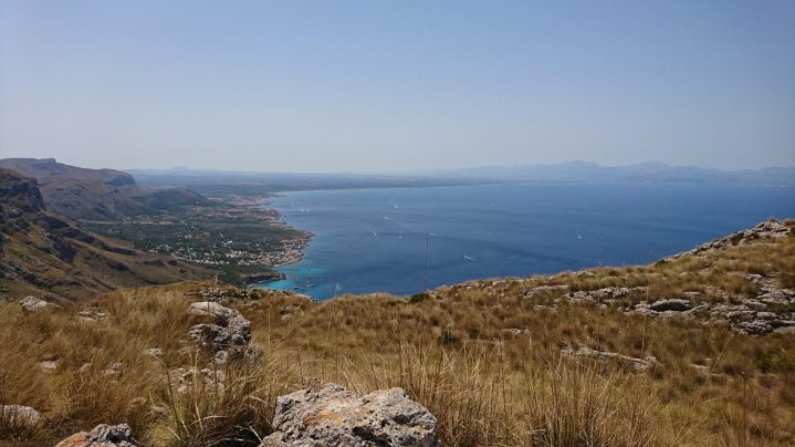 Atemberaubende Aussicht von dem Puig de sa Tudossa auf Mallorca auf das Meer