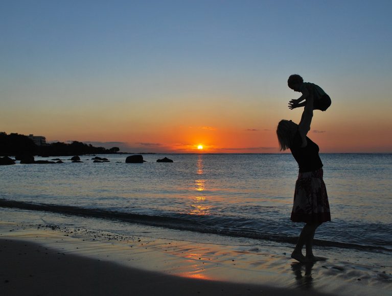 Mutter und Baby am Strand