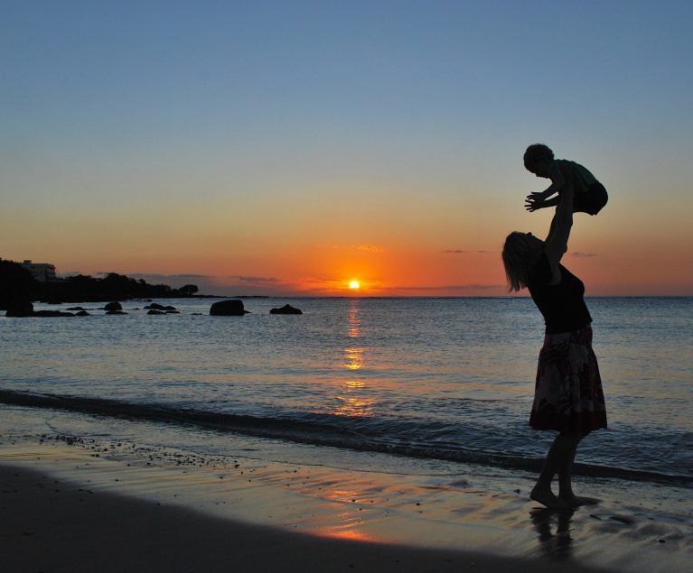 Mutter und Baby am Strand
