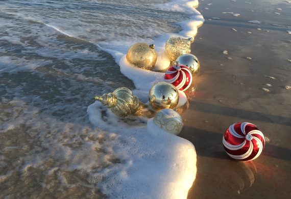 Weihnachtskugeln im Sandstrand