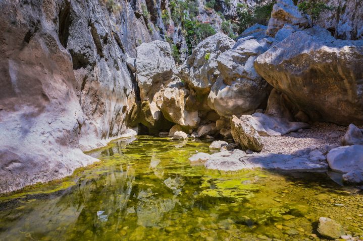 Bach im Tramuntana Gebirge auf Mallorca