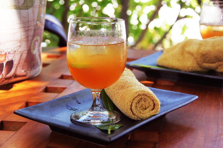 Erfrischendes Getränk auf einem Tisch auf den Malediven