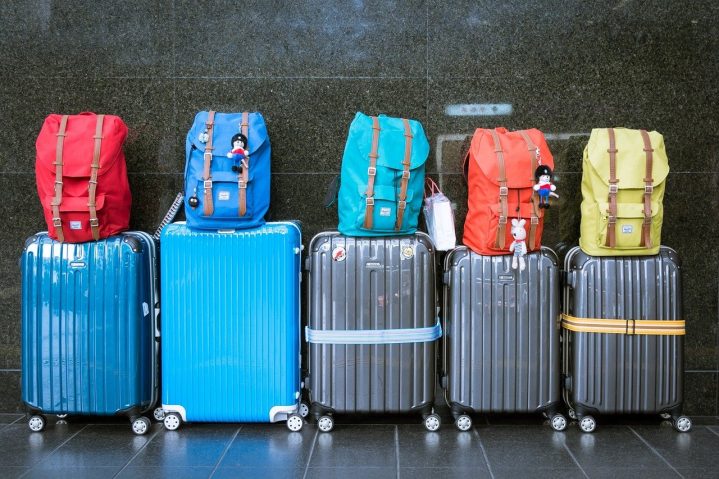 Gepäck Koffer und Rucksäcke am Flughafen