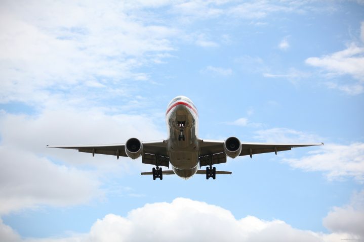 Passagierflugzeug in der Luft, von unten fotografiert