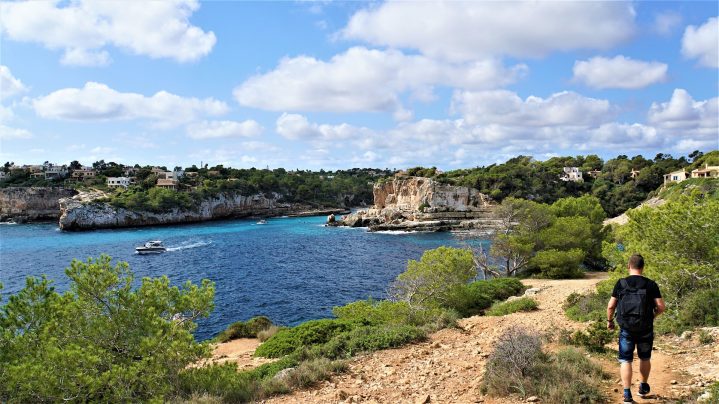 Mann wandert auf Mallorca entlang einer Bucht