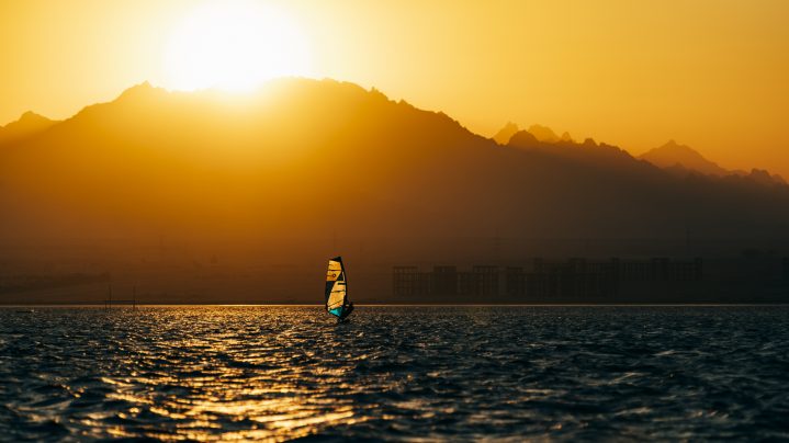 Windsurfen im ROBINSON CYPRUS bei Sonnenuntergang