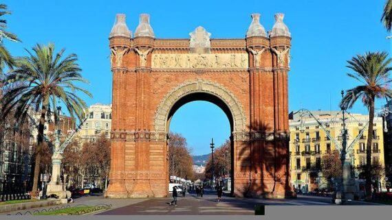 Blick von vorne auf den Arc de Triomf in Barcelona 