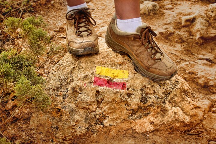 Füße eines Wanderers entlang der Algarve