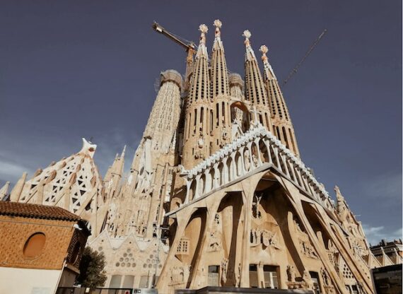 La Sagrada Familia in Barcelona von vorne