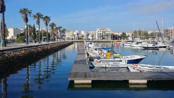 Yachthafen in Lagos, Portugal Der Yachthafen in Lagos mit vielen Schiffen und schöner Aussicht.