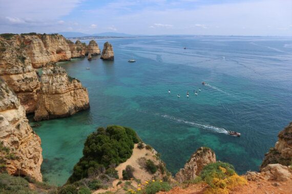 Die Ponta da Piedade , eine Küste an der Algarve mit türkisblauem Wasser.