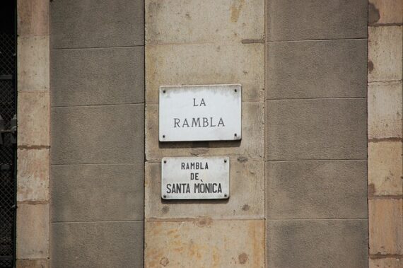 Schild der Flaniermeile La Rambla in Barcelona