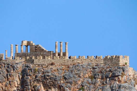 Die steinerne Akropolis von Lindos auf einem Berg auf Rhodos von der Seite