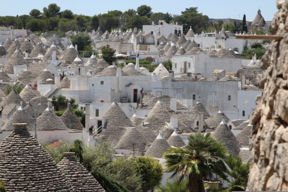 Das Dorf Alberobello mit seinen kleinen weißen Steinhütten mit kegelförmigen Dächern, auch Trulli genannt.