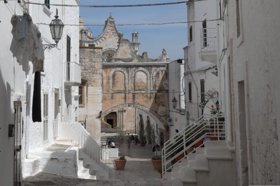 Ostuni mit seinen weißen gekalkten Häusern aus einer Spaziergänger-Perspektive