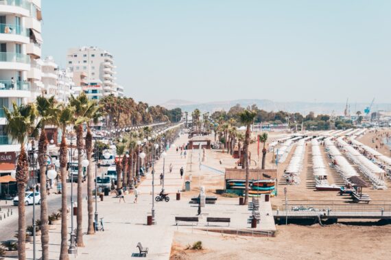 Die Promenade Larnacas, direkt am Strand, von weiter weg