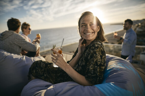 Sundowner in der Rooftop Bar des ROBINSON JANDIA PLAYA in FUerteventura