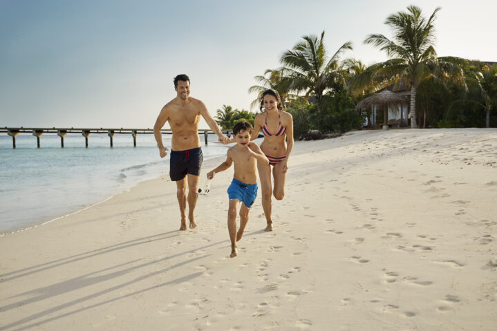 Familie am Traumstrand der Malediven