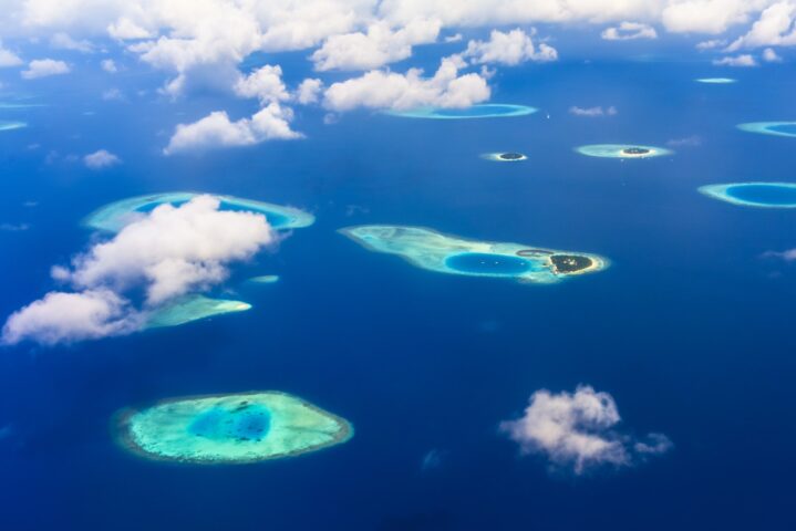 Blick von oben auf die traumhafte Inselwelt der Malediven