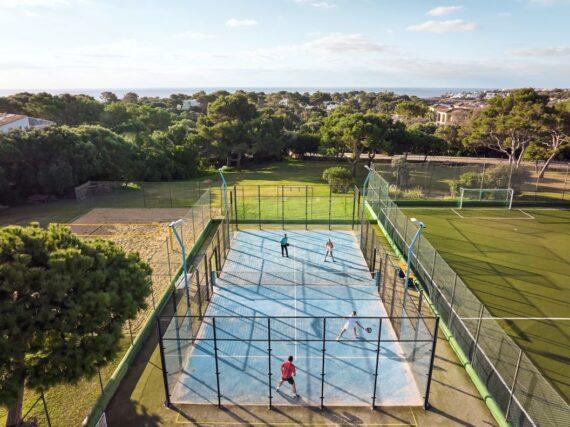 Einer der Padelplätze im ROBINSON CALA SERENA auf Mallorca