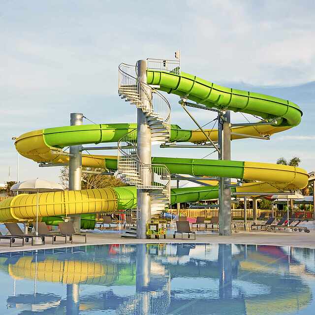 Großer Wasserpark für Kinder Großer Wasserpark mit Rutsche und Kinderpool