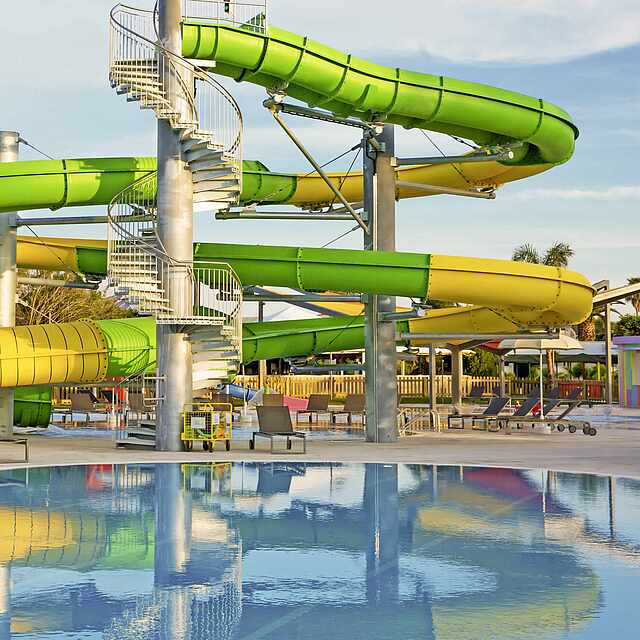 Großer Wasserpark mit Rutsche und Kinderpool