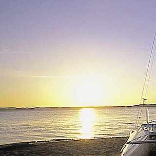 Katamaran-Segelboot am Strand, Sonnenaufgang, Blick aufs Wasser