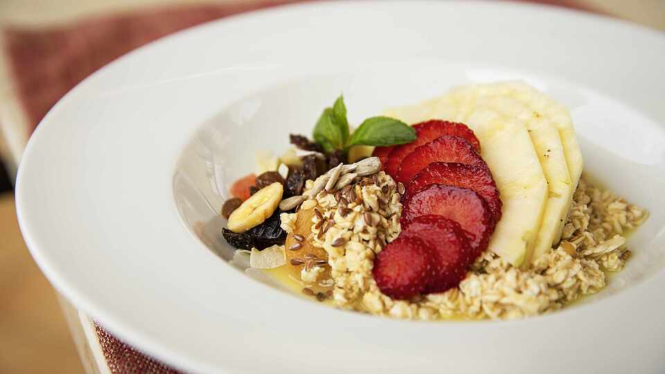 Ein Frühstücksteller mit Müsli und Früchten
