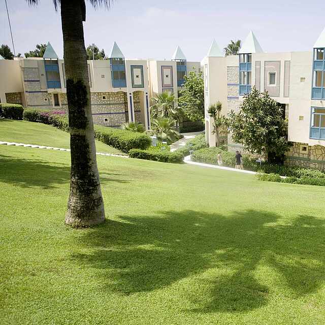 Außenansicht der Zimmer im ROBINSON Club Pamfilya Außenansicht, Zimmer, Ausblick, Aussicht, Grünfläche, Rasen