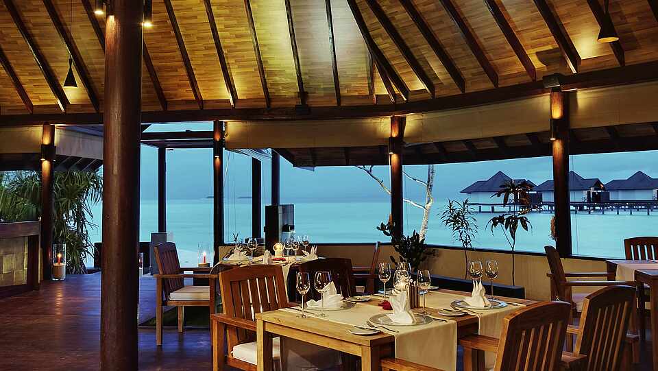 Restaurant DAS EDEL im ROBINSON Club Maldives, eingedeckte Tische