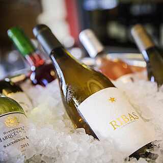 Mehrere Flaschen Wein in einem Kühler in der Vinothek des ROBINSON Clubs Cala Serena