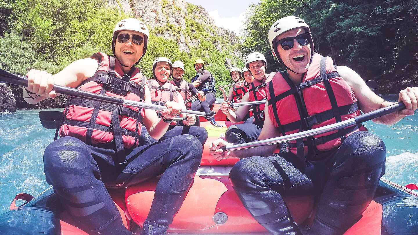Rafting: Spaß und Adrenalin im Wasser Gruppe beim Rafting im Schlauchboot