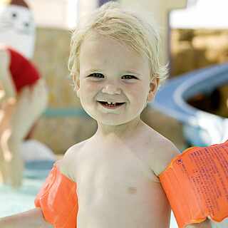 Kleinkind im Kinderbecken