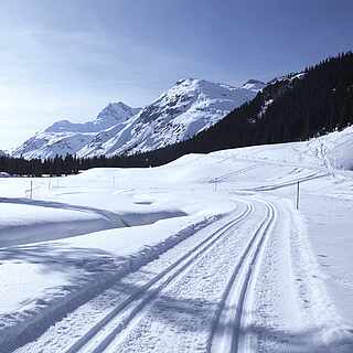 Eine Skilanglauf Strecke von ROBINSON die einem Winterwunderland ähnelt