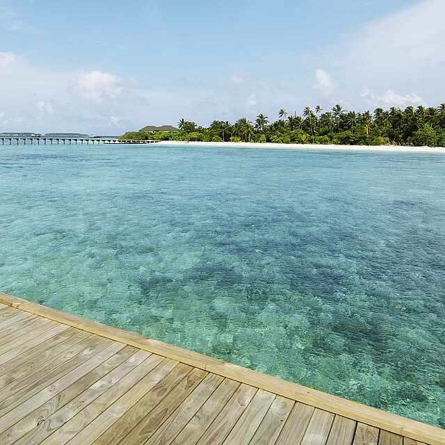 Steg im Wasser, von dem aus die Bungalows erreichbar sind