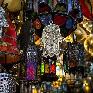 Marokkanische bunte Lampen und Symbole